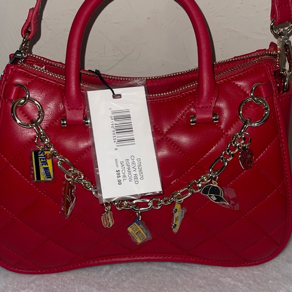 NWT Stunning Steve Madden Red Quilted Handbag w/ NYC theme charms & adj. strap - Picture 2 of 9